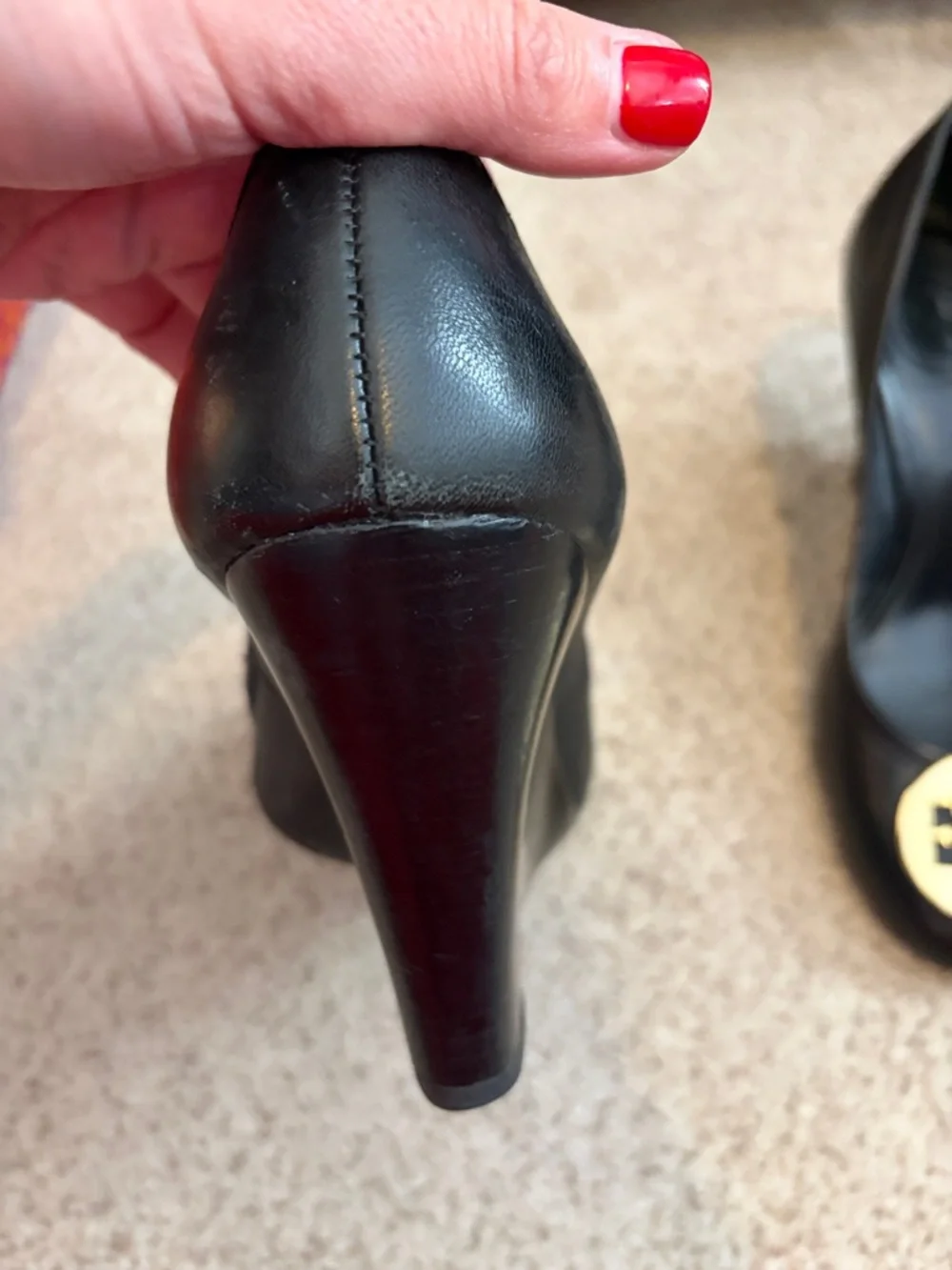 Tory Burch “Sophie” Wedge Heels in Black leather with gold hardware, 8 - Picture 7 of 13